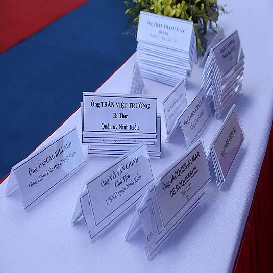 Menu mica chữ T hai mặt, tent card — mẫu 2