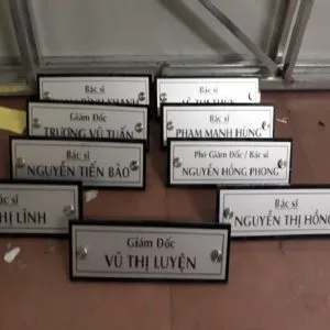 bảng tên để bàn bằng mica