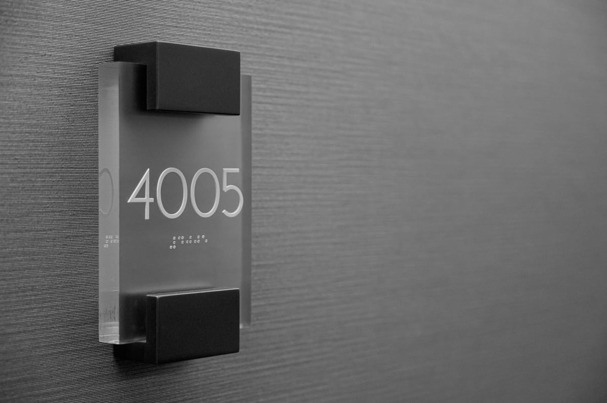 Biển số phòng 4005 trên tấm mica trong kẹp hai khối đen