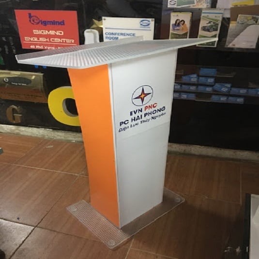 Bục phát biểu mica mặt trước in logo đơn vị trên nền trắng
