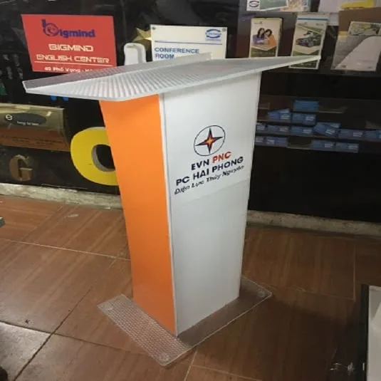 Bục phát biểu mica mặt trước in logo đơn vị trên nền trắng