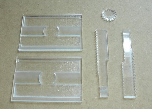 Các chi tiết mica trong cắt laser xếp rời trước khi lắp