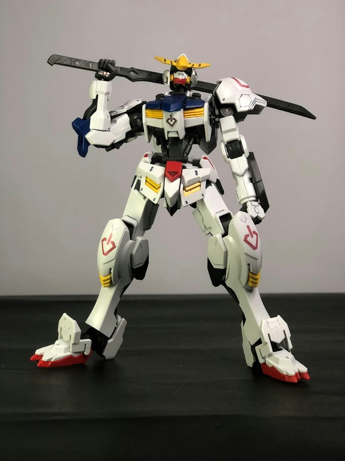 Mô hình Gundam tạo dáng cầm kiếm lớn trên nền đen