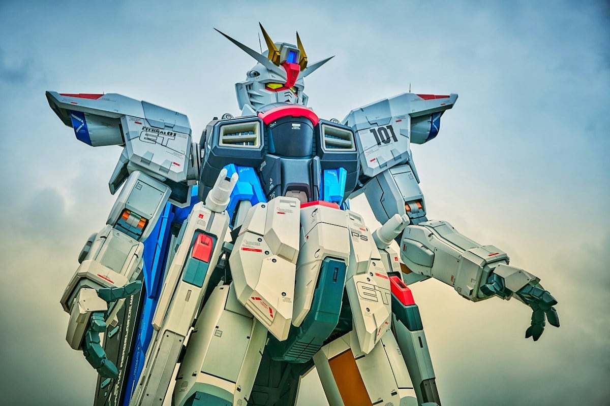 Mô hình Gundam cỡ lớn với cánh và ba lô mở rộng hai bên
