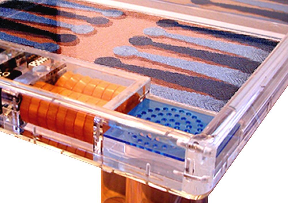 Chi tiết hộp mica trong suốt có các ngăn chia bên trong