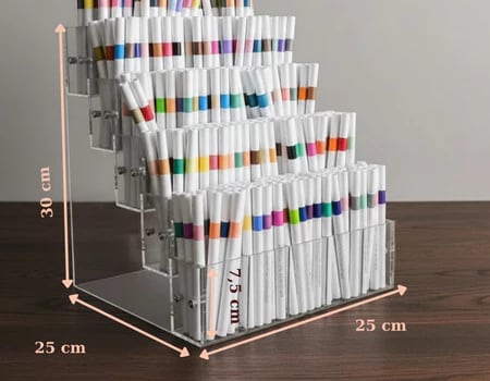 Kệ bút mica 5 tầng 25 ô bản hẹp 25 cm đầy bút màu