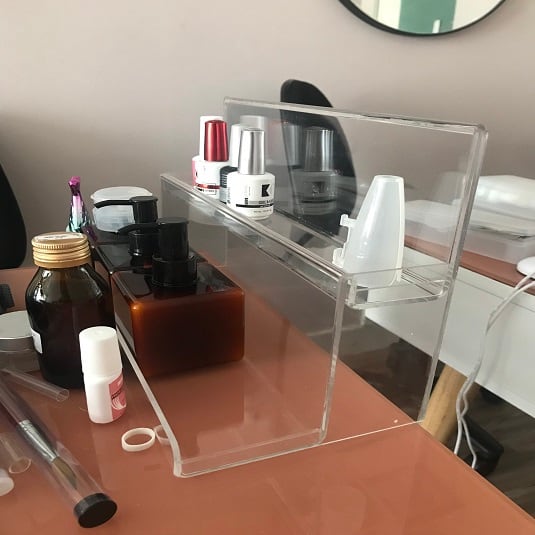 Kệ mica một tầng trên bàn tiệm nail đựng chai sơn gel