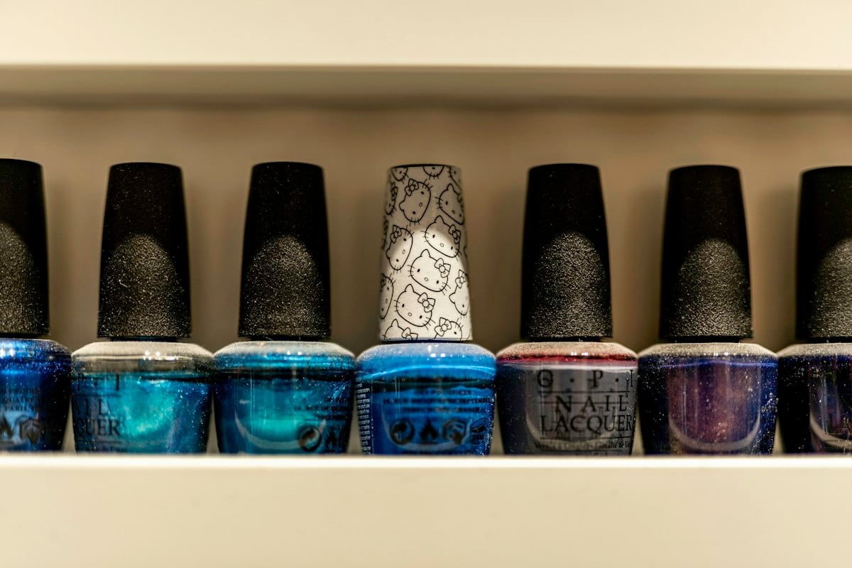 Chai sơn nhũ nhiều màu xếp trên tầng kệ nail