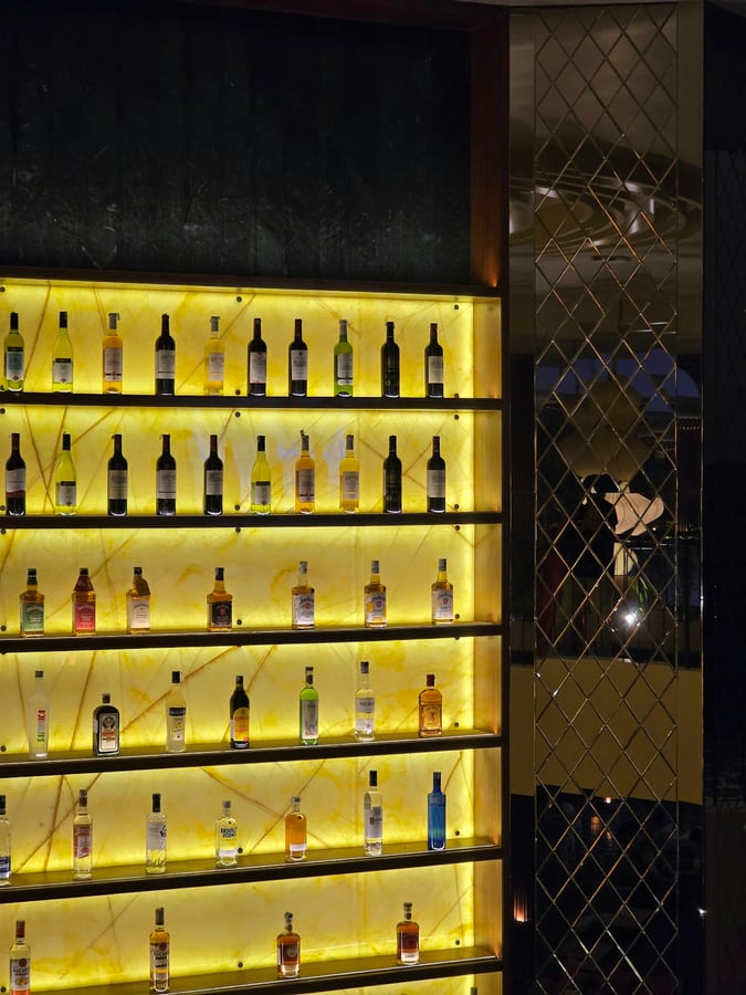 Kệ rượu nhiều tầng có mặt sau phát sáng trong quầy bar
