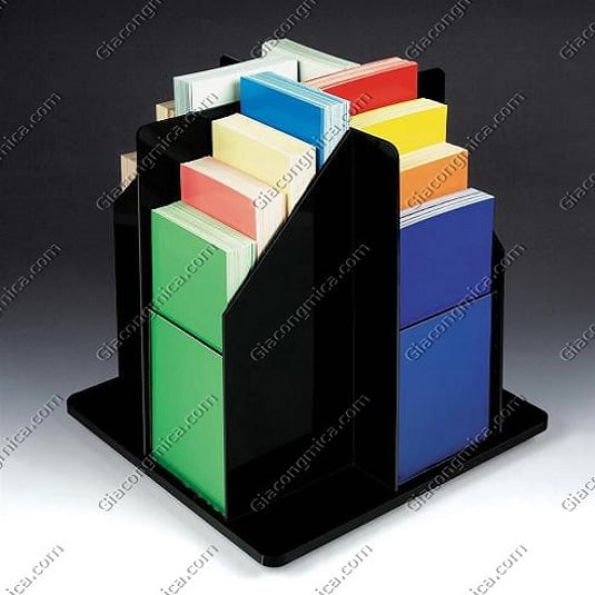Kệ mica đen nhiều ngăn bậc đựng các hộp màu xếp đứng