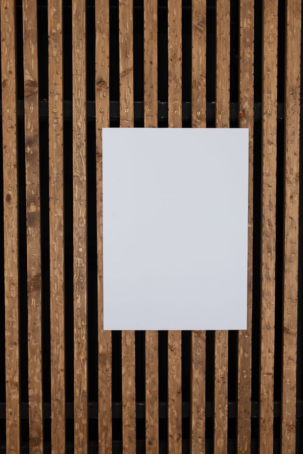 Tấm poster không viền treo trên bức tường ốp gỗ