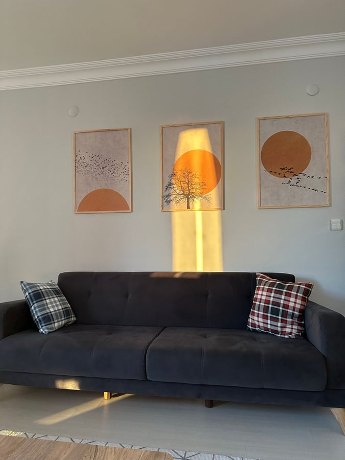 Các tranh khổ lớn tối giản treo phía trên sofa phòng khách