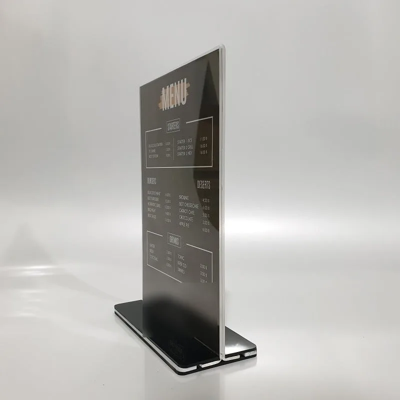 Menu mica chữ T tấm thẳng cắm vào đế mica đen ghép lớp, nhìn nghiêng