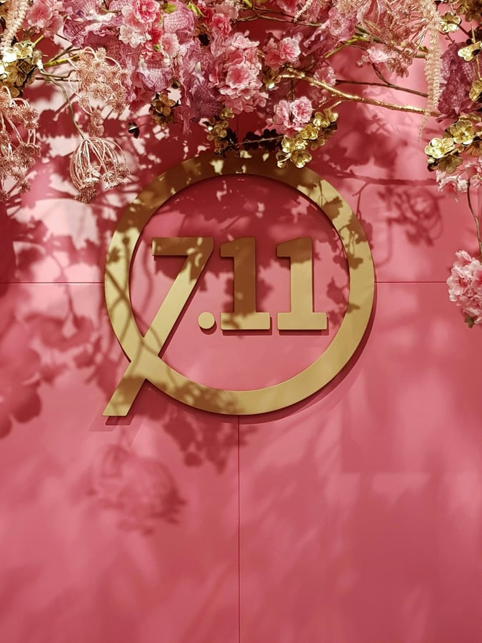 Logo mica gương vàng hình tròn gắn trên tường màu