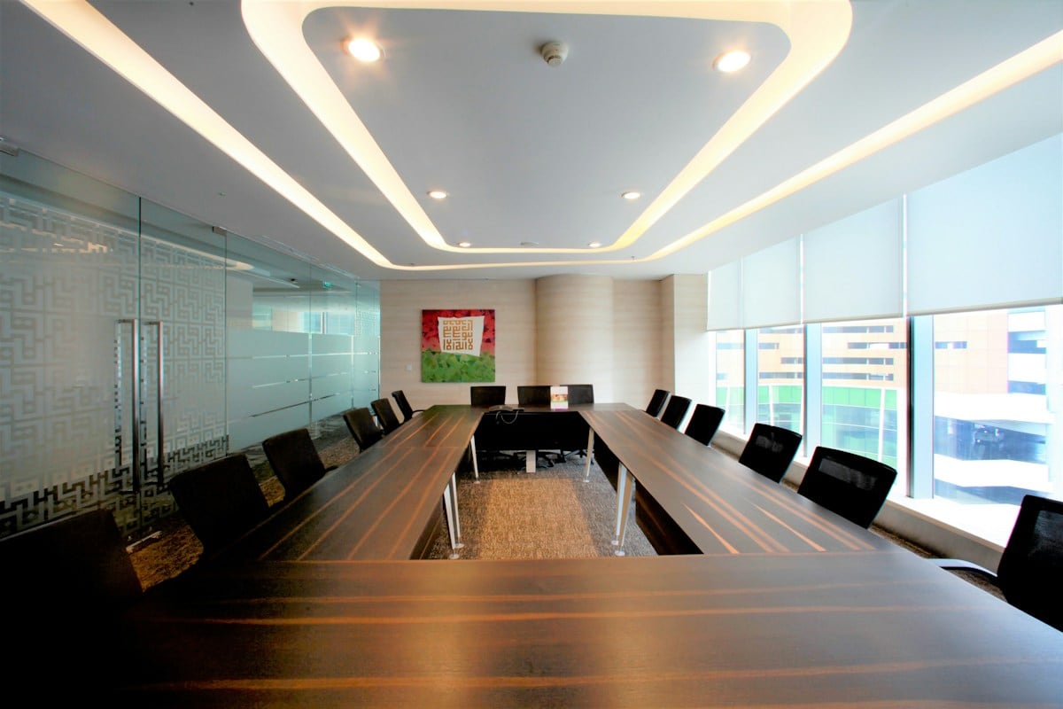 Phòng họp bàn dài và ghế đen được sắp sẵn trước giờ họp