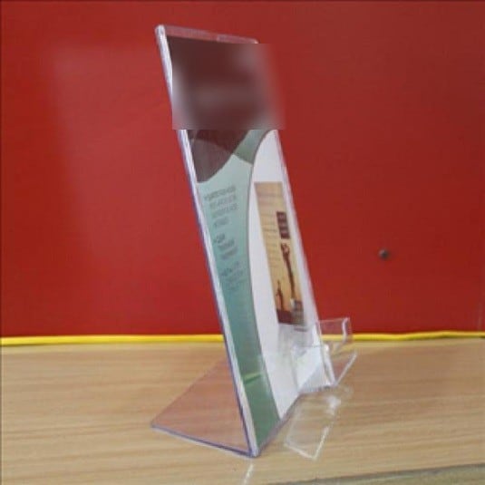 Standee mica chữ L trong suốt có túi nhỏ phía trước đặt trên kệ