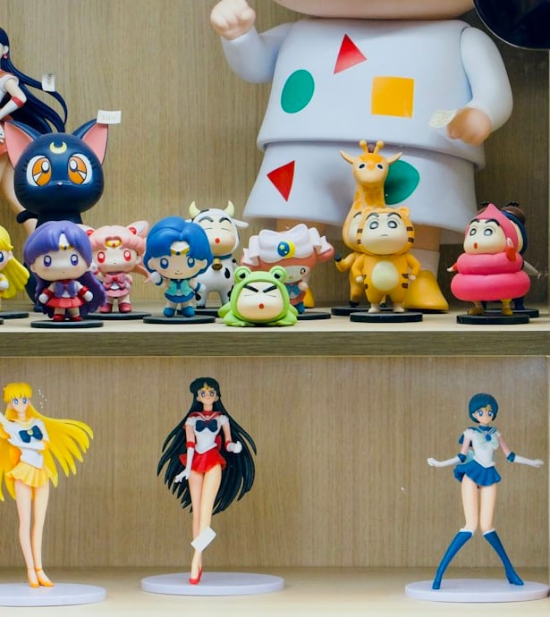 Tủ trưng bày nhiều ngăn chứa bộ sưu tập figure và mô hình