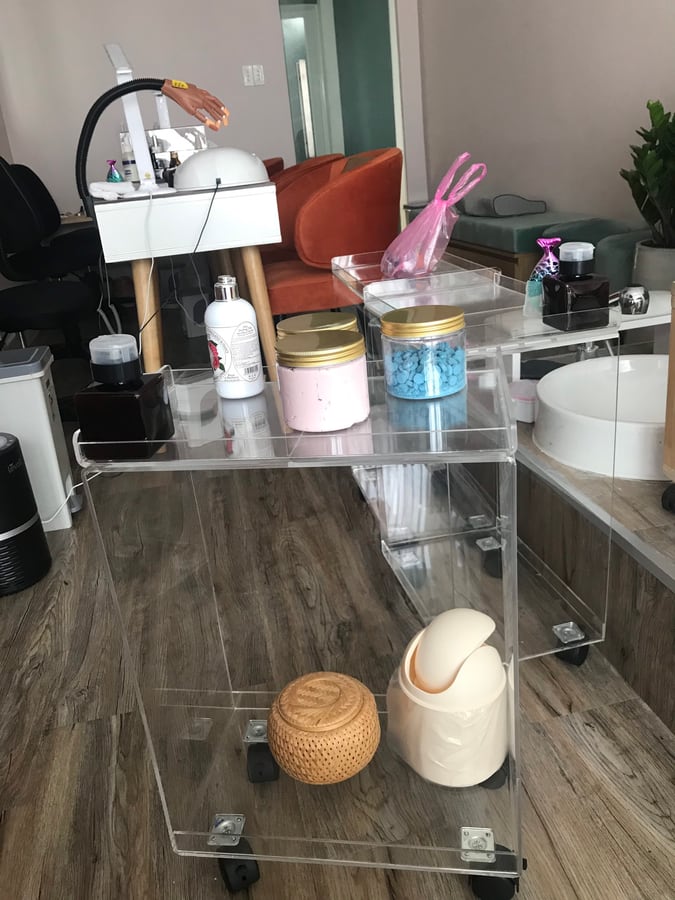 Xe đẩy mica trong suốt hai tầng có bánh xe trong tiệm nail